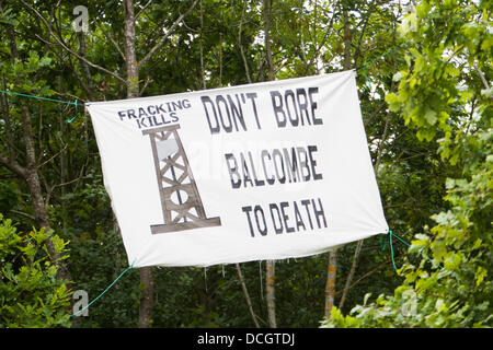 Balcombe, West Sussex, UK. Août 17, 2013. Bannière anti fracturation hydraulique à protester contre le forage et la fracturation hydraulique Cuadrilla juste à l'extérieur du village de Balcombe dans West Sussex. Credit : martyn wheatley/Alamy Live News Banque D'Images