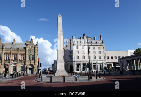 Southport dans le Lancashire avec son obélisque monument de guerre faite en pierre de Portland Banque D'Images