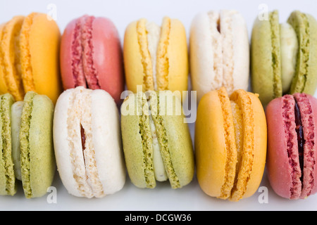 Macarons colorés empilés. Banque D'Images