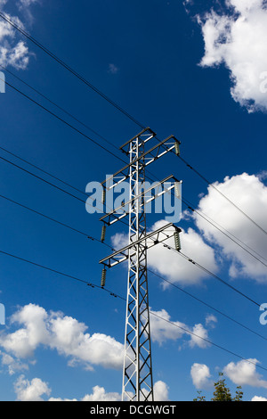 Image verticale de la tour haute tension avec fond de ciel bleu Banque D'Images