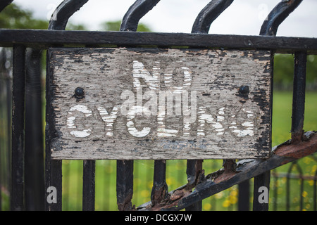Pas de vélo panneau en bois porte sur