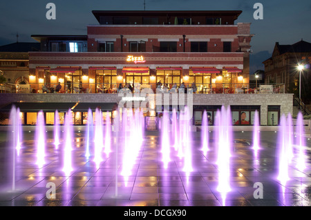 La place de la brasserie. L'abandon d'un ancien site industriel à Dorchester est d'être transformé en un nouveau brillant centre-ville avec ses restaurants et ses fontaines. Dorset Banque D'Images