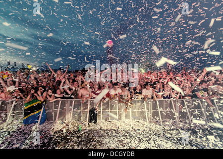 Les fans de musique watch Calvin Harris devant la scène principale pour T In The Park Festival au Balado le 8 juillet 2013 à Kinross Banque D'Images