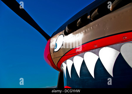 Vue rapprochée de la nose art sur un Curtiss P-40E Warhawk Warhawk en exposition au Musée de l'air, Nampa, Idaho. Banque D'Images