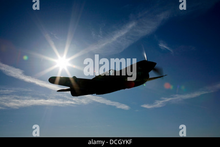 Silhouette d'un Curtiss P-40E Warhawk en vol près de Chino, en Californie. Banque D'Images