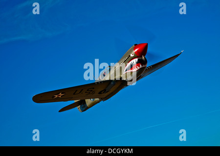 Un Curtiss P-40E Warhawk en vol près de Chino, en Californie. Banque D'Images