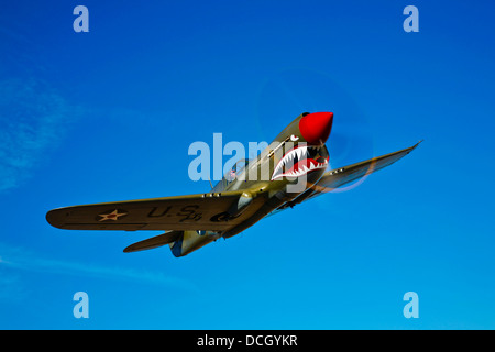 Un Curtiss P-40E Warhawk en vol près de Chino, en Californie. Banque D'Images