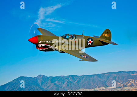 Un Curtiss P-40E Warhawk en vol près de Chino, en Californie. Banque D'Images