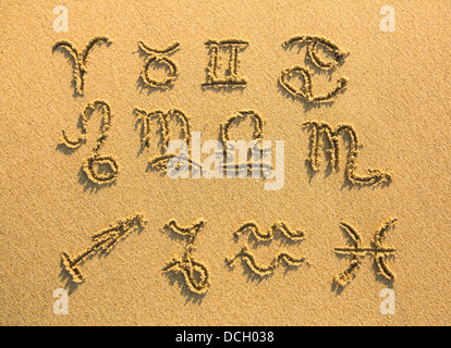Ensemble de signes du zodiaque (dessiné sur la facture du sable de plage) Banque D'Images