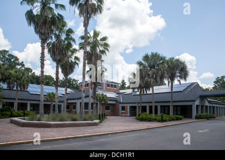 Des panneaux solaires sur le toit de la bibliothèque de la direction générale de Millhopper Alachua Comté de Gainesville, Floride. Banque D'Images