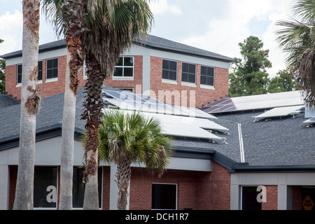 Des panneaux solaires sur le toit de la bibliothèque de la direction générale de Millhopper Alachua Comté de Gainesville, Floride. Banque D'Images