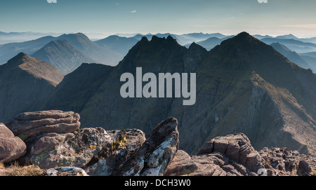 La vue au sud de la montagne écossaise Une Fisherfield Teallach vers la forêt à distance, les Highlands écossais, UK Banque D'Images