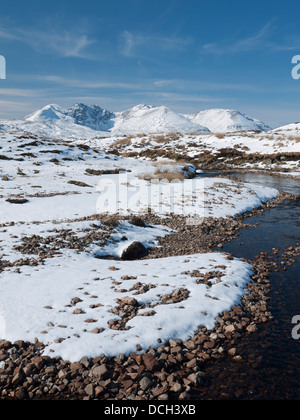 Une vue sur la montagne Un Teallach en hiver avec la Dundonnell River dans l'avant-plan, les Highlands, Ecosse, Royaume-Uni Banque D'Images