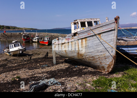 Vieux carvel-bateau de pêche en bois construit et bateaux amarrés au quai de Broadford, Broadford, Isle of Skye, Scotland, UK Banque D'Images