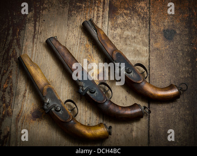 Pistolets Vintage sur fond de bois Banque D'Images
