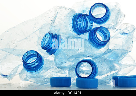 Composition avec des bouteilles en plastique polycarbonate vide d'eau minérale Banque D'Images