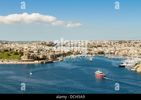 Bateau touristique à travers le port de Marsamxett, Gzira, Malte. Banque D'Images