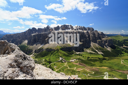 Vue aérienne de Gardena pass goup et Sella, Dolomites italiennes Banque D'Images