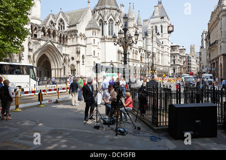 Les équipes de télévision TV sur le brin extérieur de la Royal Courts of Justice London England UK Banque D'Images