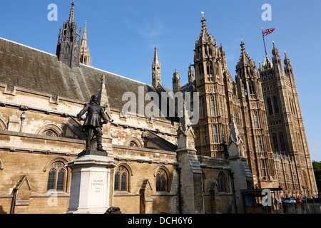 Statue d'Oliver Cromwell dans les maisons du Parlement, London England UK Banque D'Images