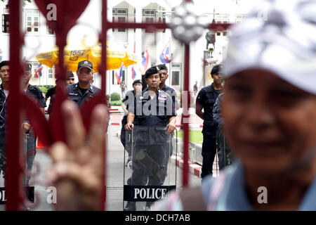 18 août 2013. Bangkok , Thaïlande . Des policiers antiémeutes montent la garde à l'intérieur des quartiers généraux de la police thaïlandaise sur Rama 1 road . Les manifestants portant des "Guy Fawkes' continuer rassemblement à un quartier commerçant dans le centre de Bangkok. Les manifestants se sont réunis pour un rassemblement contre l'ancien premier ministre Thaksin Shinawatra et d'amnistie pour les projets de la violence politique. Banque D'Images