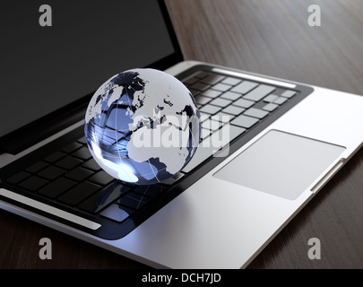 Image 3D de l'ordinateur portable moderne et globe de cristal sur un bureau en bois Banque D'Images