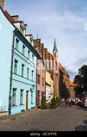 Skarnu iela rue avec St Johns church old town Riga Lettonie Pays Baltes Europe du nord Banque D'Images