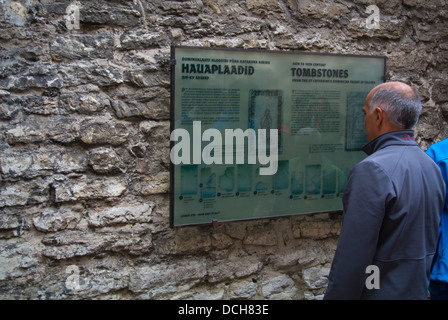 Lecture touristique d'informations sur pierres tombales dans Katariina Käik St Catherines alley Passage la vieille ville de Tallinn Estonie Banque D'Images