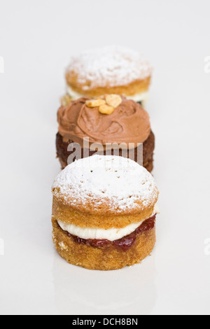 Mini gâteaux faits maison sandwich Victoria sur un fond blanc. Banque D'Images