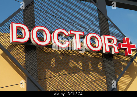 Un bureau de médecins signent avec croix rouge, dans le sud de Santa Ana California USA Banque D'Images