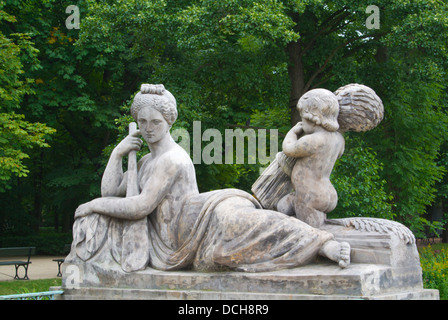 Des statues dans le parc Lazienki Park Lazienkowski Varsovie Pologne Europe district Ujazdow Banque D'Images