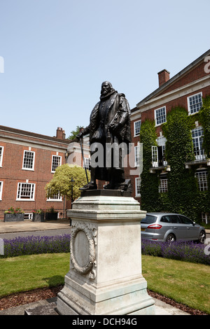 Statue de Francis Bacon en face de Grays Inn hall London England UK Banque D'Images