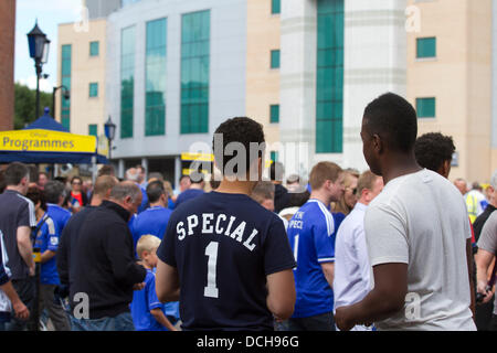 Londres, Royaume-Uni, 18 août 2013. Des fans de football de Chelsea Jose Mourinho bienvenue comme le spécial prend charge de son premier match en tant que manager de Chelsea dans la Premier League anglaise contre Hull FC à Stamford Bridge Crédit : amer ghazzal/Alamy Live News Banque D'Images