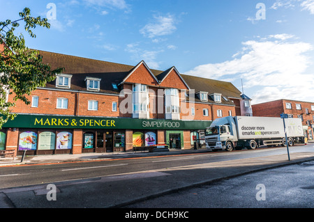 Marks & Spencer (M&S) Store / boutique avec de gros camion de livraison à l'extérieur, sur Village and Banstead High Street, dans une rue calme dimanche matin à Surrey, Angleterre, Royaume-Uni. Banque D'Images