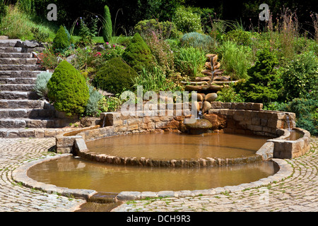 Le vesica piscis piscine dans les jardins de Chalice Well à Glastonbury. Banque D'Images