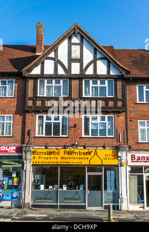 Boutique sur Village and Banstead High Street (plombier et l'entretien des biens), sur une paisible dimanche matin à Surrey, Angleterre, Royaume-Uni. Banque D'Images