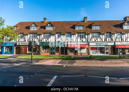 Défilé des boutiques de High Street village and Banstead, sur une paisible dimanche matin à Surrey, Angleterre, Royaume-Uni. Banque D'Images