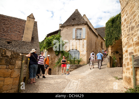 Les touristes dans les rues pavées de Beynac et Cazenac village, Dordogne, France Europe Banque D'Images