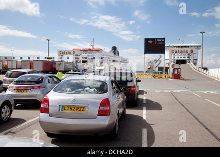 En attendant l'embarquement des voitures le car-ferry pour la traversée de la manche, à Calais Port, Calais à Douvres, itinéraire, France Europe Banque D'Images