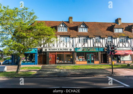 Défilé des boutiques de High Street village and Banstead, sur une paisible dimanche matin à Surrey, Angleterre, Royaume-Uni. Banque D'Images