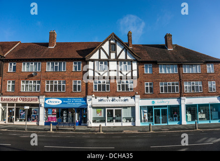 Défilé des boutiques de High Street village and Banstead, sur une paisible dimanche matin à Surrey, Angleterre, Royaume-Uni. Banque D'Images