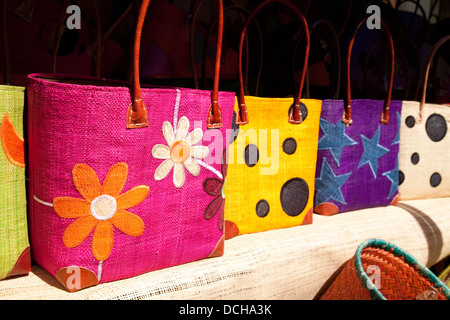 Paniers colorés dans le marché artisanal, le village français de Ste Alvere, Dordogne, France, Europe Banque D'Images