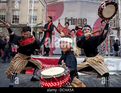 Édimbourg, Écosse 18 août 2013, les acteurs de l'Ryukyu-Contemporary effectuer une partie de leur spectacle sur scène Edinburgh Fringe dans Royal Mile il comprend la musique contemporaine avec danse et Ryukyu traditionnels arts martiaux de navire le Ryukyu est un collectif de chanteurs et danseurs de l'Okinawa, Japon Banque D'Images