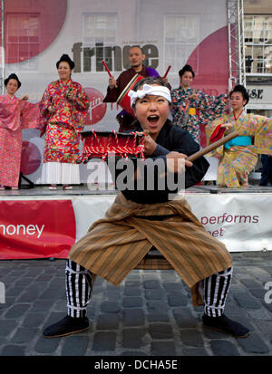 Édimbourg, Écosse 18 août 2013, les acteurs de l'Ryukyu-Contemporary effectuer une partie de leur spectacle sur scène Edinburgh Fringe dans Royal Mile il comprend la musique contemporaine avec danse et Ryukyu traditionnels arts martiaux de navire le Ryukyu est un collectif de chanteurs et danseurs de l'Okinawa, Japon Banque D'Images