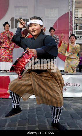 Édimbourg, Écosse 18 août 2013, les acteurs de l'Ryukyu-Contemporary effectuer une partie de leur spectacle sur scène Edinburgh Fringe dans Royal Mile il comprend la musique contemporaine avec danse et Ryukyu traditionnels arts martiaux de navire le Ryukyu est un collectif de chanteurs et danseurs de l'Okinawa, Japon Banque D'Images