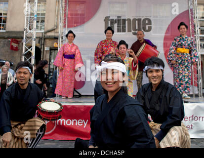 Édimbourg, Écosse 18 août 2013, les acteurs de l'Ryukyu-Contemporary effectuer une partie de leur spectacle sur scène Edinburgh Fringe dans Royal Mile il comprend la musique contemporaine avec danse et Ryukyu traditionnels arts martiaux de navire le Ryukyu est un collectif de chanteurs et danseurs de l'Okinawa, Japon Banque D'Images