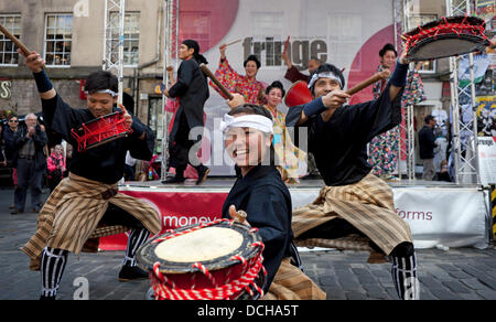 Édimbourg, Écosse 18 août 2013, les acteurs de l'Ryukyu-Contemporary effectuer une partie de leur spectacle sur scène Edinburgh Fringe dans Royal Mile il comprend la musique contemporaine avec danse et Ryukyu traditionnels arts martiaux de navire le Ryukyu est un collectif de chanteurs et danseurs de l'Okinawa, Japon Banque D'Images