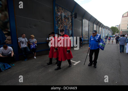 Londres, Royaume-Uni. Août 18, 2013. L'équipe de Chelsea retraités arrivent comme Chelsea Football fans welcome back Jose Mourinho comme le spécial prend charge de son premier match en tant que manager de Chelsea dans la Premier League anglaise contre Hull FC à Stamford Bridge Banque D'Images