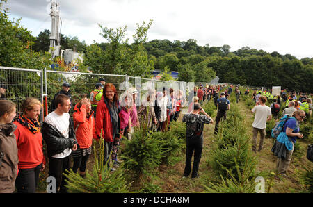 Balcombe, West Sussex, UK. 18 août 2013. Gérer les manifestants anti fracturation hydraulique pour former un anneau autour de la Cuadrilla site de forage Banque D'Images