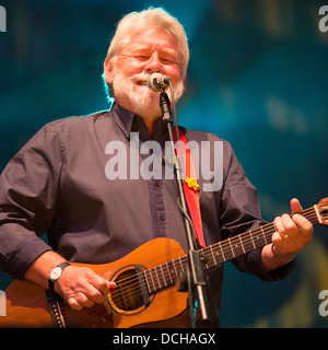 Simon Nicol chanteur et guitariste de Fairport Convention sur la scène du Festival Cropredy Black en 2013 Banque D'Images